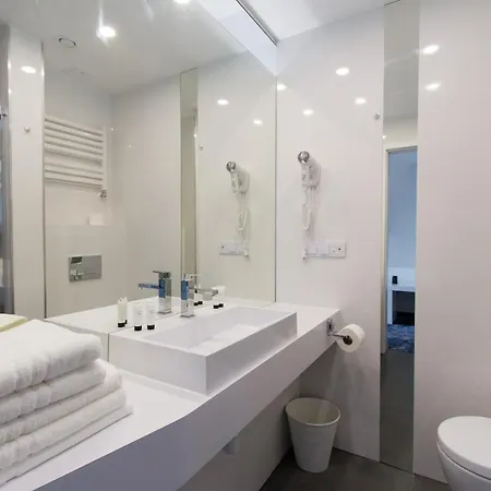 Ferry Aparthotel 4*
